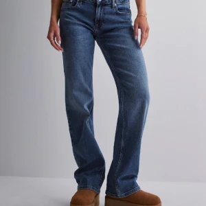 Low waisted jeans blå - Jag säljer ett par blå låg midjas jeans från Nelly. Sick är 10/10 när det aldrig är använda förutom när jag testade dem. 
