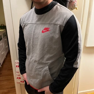 Nike - En långärmad Nike tröja! Fin och i bra skick. Väldigt snygg under träningspasset eller bara till vardags. Skick 9/10