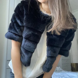Pälsväst  - Intressekoll!! En mycket fin fake pälsväst från Stockh Lm i storleken Xs/s. Det inte äkta päls vilket jag föredrar. Den är så fin att styla upp över en fin topp eller blus. Den är i princip oanvänd. Köparen står för frakten, inga returer 🥰