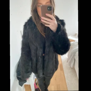 Pälsjacka - Svart snygg pälsjacka från nakd x Linn Ahlborg. Jätte bra skick och skit snygg storlek 34 men passar S