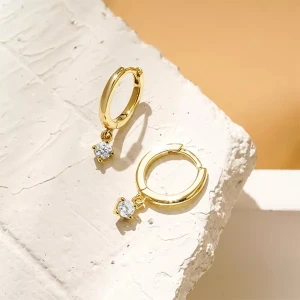 Nya 14karat guldörhängen  - Säljer dessa helt nya 14 karats guldplätrrade örhängena med en rund Cubic Zirkonia-sten.  Nickelfria 