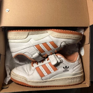 ADIDAS FORUM LOW - Hej, jag säljer mina adididas forum då de tyvärr har blivit för små. De är i ett hyfsat bra skick trots mycket användning (några få slitage). De är i stl 44 men passar även stl 43 då de är små i storleken. Önskas fler bilder är det bara att fråga :)