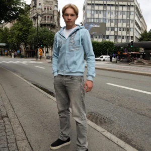 Blå rhinestone zip hoodie - Säljer denna blåa jättefina tröjan då den tyvärr är för liten för mig. Den är oanvänd men lappen är inte kvar då jag va för snabb med att dra bort den.. 599+frakt 