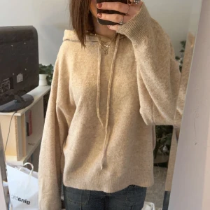 Stickad hoddie - Stickad hoddie från Lindex! Använd kanske 2 gånger. Super fin och skit skön🤍