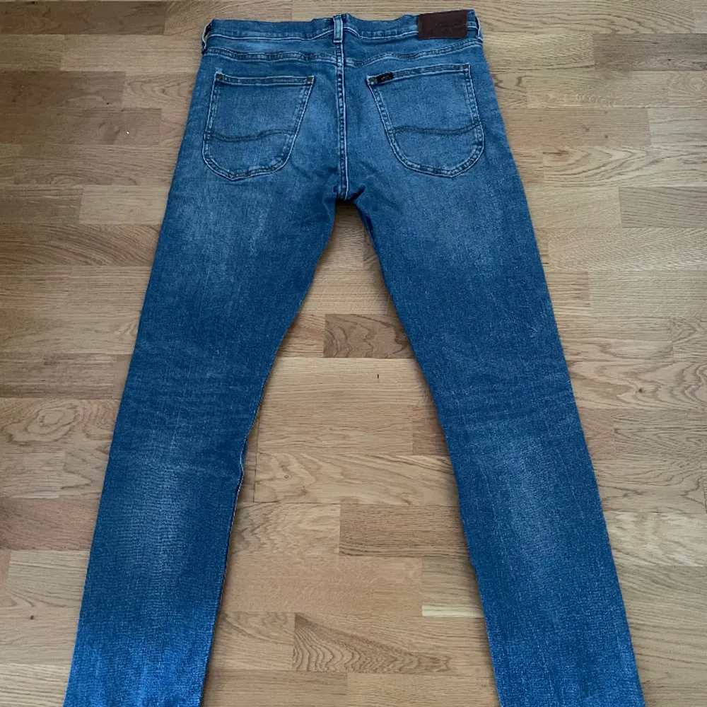 Lee Jeans, modell Luke, blå, W32 L32, i nyskick. Stilrena och bekväma. Perfekt passform.. Jeans & Byxor.