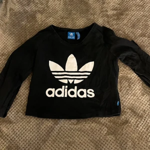 Adidas tröja - Bra skick och perfekt träningtröja men kan funka i vardagen med.