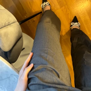 🩶 - Säljer denna fina kostym byxa i storlek xs. Sitter lite stor på mig som har storlek (34), använt ett par gånger och är köpt från h&m 