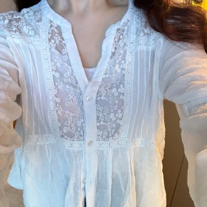 🤍 - Säljer denna fina vita blus i storlek M. 🤍