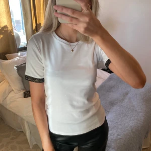 T-shirt från Zara  - Säljer denna T-shirt med detaljer på ärmarna från Zara💗Passar perfekt till vardags och är ett fint basplagg. Storlek S. Köparen står för frakt💕