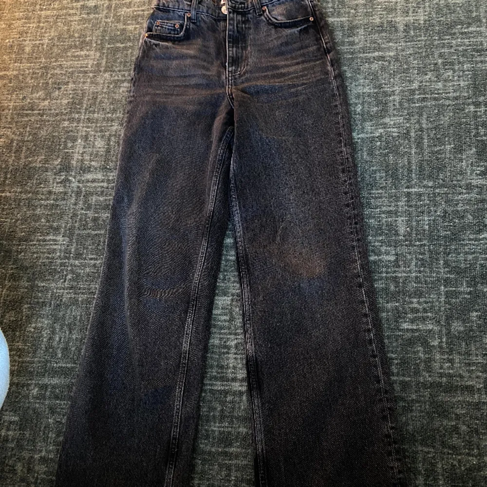 Säljer dessa ”Idun straight jeans” från Gina tricot i storlek 32! De är i super skick och passar även mig som har strl 34 🥰 För fler bilder eller frågor skriv🤍. Jeans & Byxor.