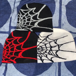 Mössor  - Tre par jätte fina mössor, de är helt oanvända, de är jätte sköna och varma och tar alla tre för 120kr.