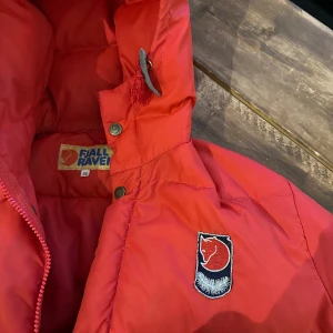 Fjällräven jacka - Heej! Gör en intressekoll på min röda fjällräven jacka Fint skick! Kan behövas en tvätt men lämnar de till köparen då jag själv hade vilja det om de var jag som köpte🩷  Lämna bud. Inget under 3500kr godtas!!
