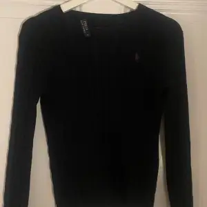 Jättefin svart/mörkblå Ralph Lauren kabelstickad tröja. I superbra skick, enda är att etiketten sitter lite löst men det går lätt att sy dit. 🥰 Köpt för ca 1200 men säljer för bara 400kr! 💥