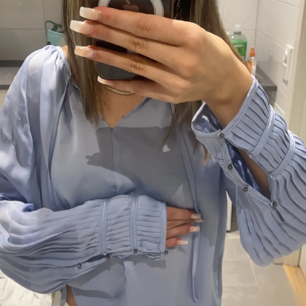 en jätte fin ljusblå blus ifrån Wera. Den kommer ej till användning då den är lite för stor på mig! köptes ny pris för va 600kr. den är som ny! kan gå ner i pris vid snabbt köp❣️. T-paidat.