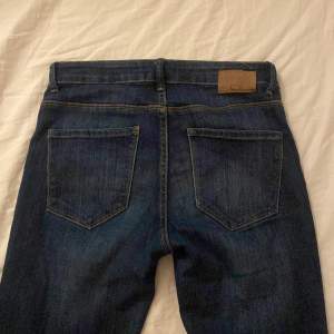 Säljer dessa jättesnygga low waist och bootcut jeans då dom tyvärr börjar bli för små för mig! Skönt och stretchigt material💕Lägg gärna prisförslag !💕