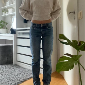 Lågmidjade jeans - Skriv innan ni köper då jag även säljer på Vinted💕💕 Säljer dessa slutsålda jeans från zara då de inte kommer till användning. Low waist och mid waist. Storlek 34 💕💕 skriv för frakten