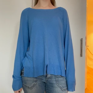 Stickad tröja - Säljer denna superfina och sköna stickade tröja från zara. Har sytt och fixat några hål på tröjan. Kontakta vid frågor!🩷