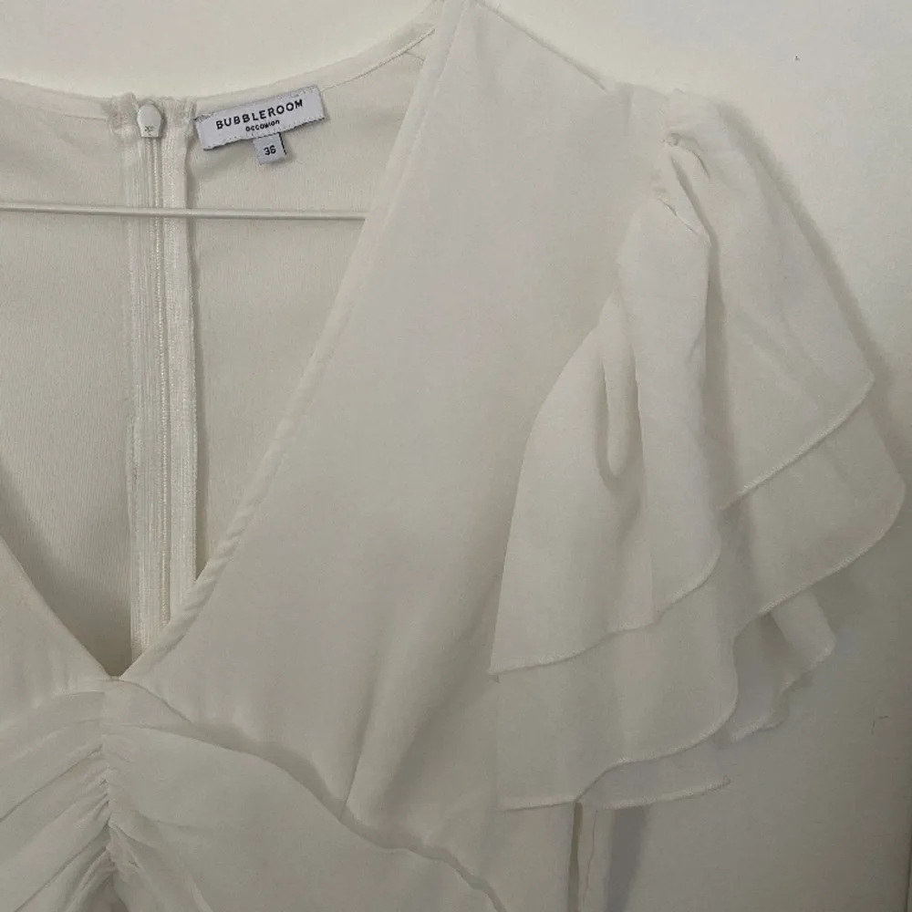 Säljer denna supersnygga klänning som passar perfekt till studenten! 💕 Köpt för 799kr! Använd endast en gång . Klänningar.