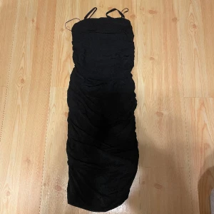 Klänning - Säljer denna snygga klänningen från Zara i storlek S.  Köpare står för frakt💗