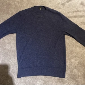 100%kashmir tröja - Säljer nu en skit snygg tröja i en as fet blå fårg, hundra procent kashmir så as skön. Nypris ligger runt 1600kr medans vårt pris endast 649kr. Hör av er vid fler frågor eller bilder💫💫