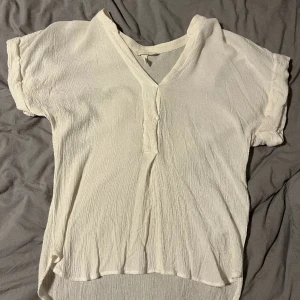 T shirt  - Säljer en jätte fin tröja från H&M i storlek 36