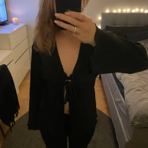 blus - Säljer denna oanvända blus med lapp kvar från gina då den inte kommit till användning! nypris 299!💕