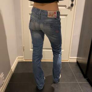 Straighta jeans från Vingino. Vita lappen på baksidan har några lösa sömmar men annars är jeansen i gott skick! Innerbenslängd ca 175cm, midjemått (rakt över): ca 36cm. 