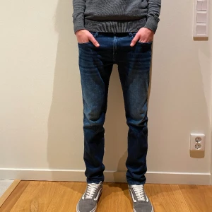 Replay anbass jeans  - Säljer nu ett par riktigt fräscha replay anbass jeans i stl 30:30 ! Nypris 1799kr! cond 9,5 nyskick. Hör av er vid minsta lilla intresse❕