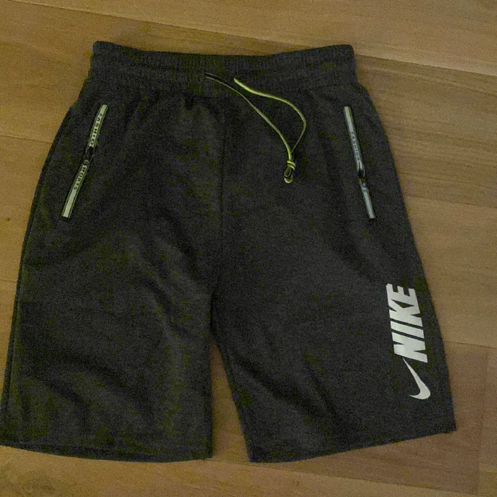 Säljer nu dessa Nike shorts då dom inte var snygga på mig! Storlek L. Shorts.