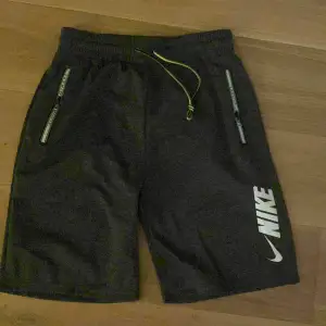 Säljer nu dessa Nike shorts då dom inte var snygga på mig! Storlek L