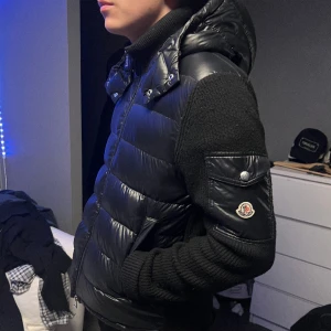 Moncler cardigan - Säljer nu killens moncler cardigan, svart, storlek S, säljer för 2800 + frakt eller lägg ett prisförslag!!