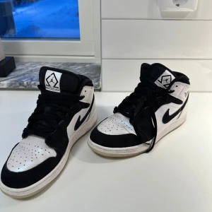 Jordan 1 mid diamont - Säljer just nu mina jordans för 1800. Nypris 3000 från kicksnstuff, bra skick. Box ingår inte då jag inte längre har den.
