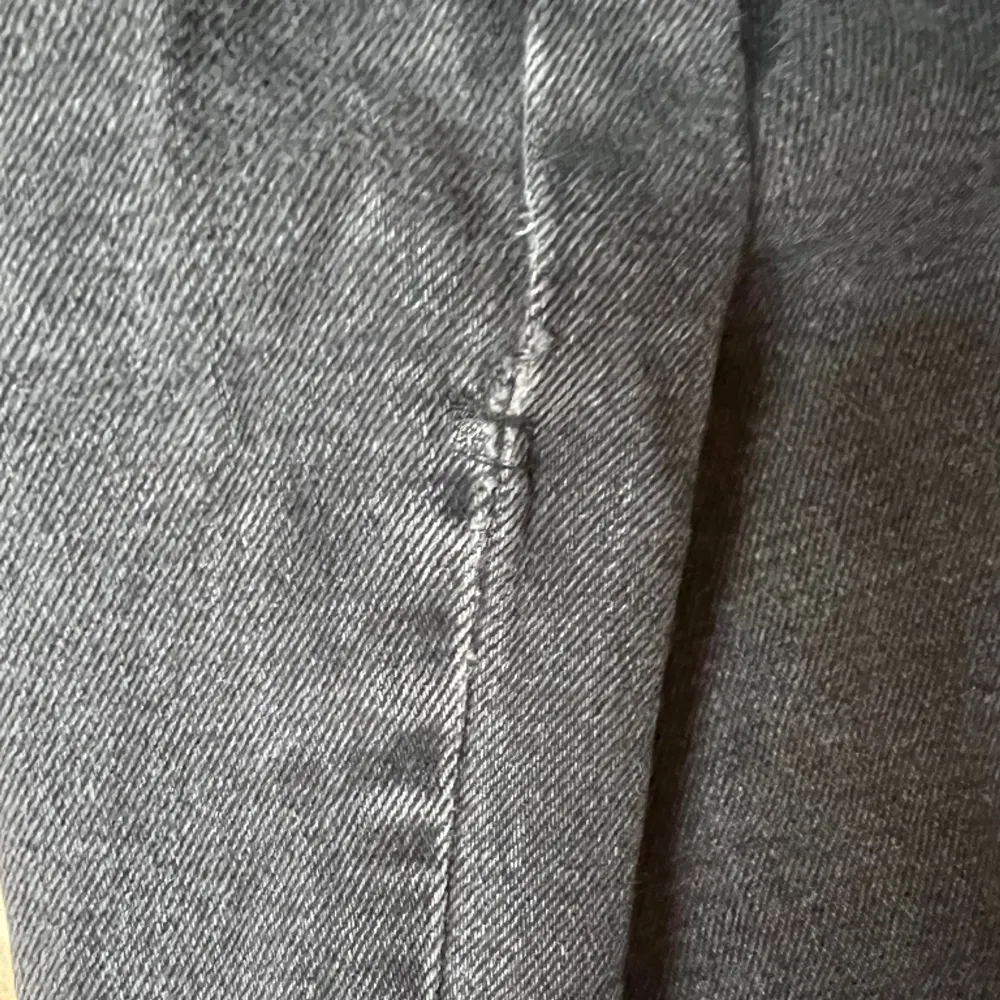 Super fina raka jeans med högmidja i strl 34 från madlady. Svarta dock något urtvättade och har en liten lagning insida lår (se bild 3) inget som syns eller märks🥰Nypris 549 kr. Jeans & Byxor.