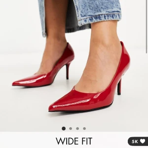 Röda klackskor - Säljer dessa röda klackar från asos, slutsålda i alla storlekar. Säljer på grund av att jag beställde 2 par och glömt skicka tillbaka det ena paret så helt oanvända