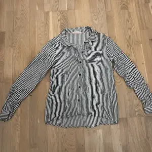 Fin randig skjorta från hm i strl 170 (passar xs-s)🩷 mörkblå och vitrandig