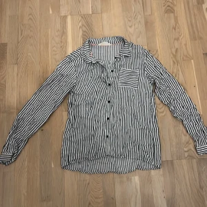 Fin skjorta - Fin randig skjorta från hm i strl 170 (passar xs-s)🩷 mörkblå och vitrandig