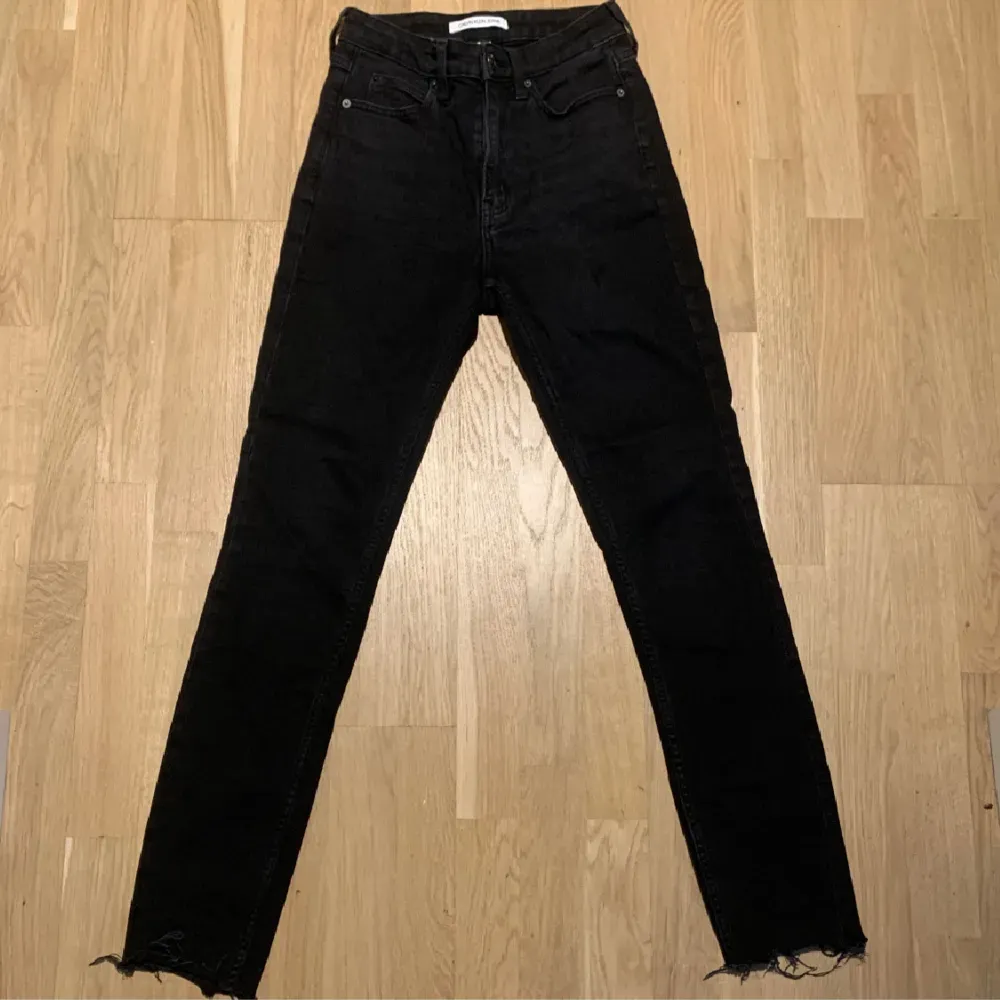 Svart calvin klein byxor! . Jeans & Byxor.