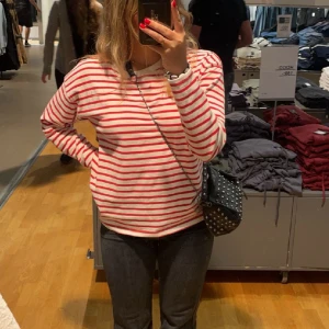 Randig tröja - Rödrandig tröja från zara som inte kommer till användning!