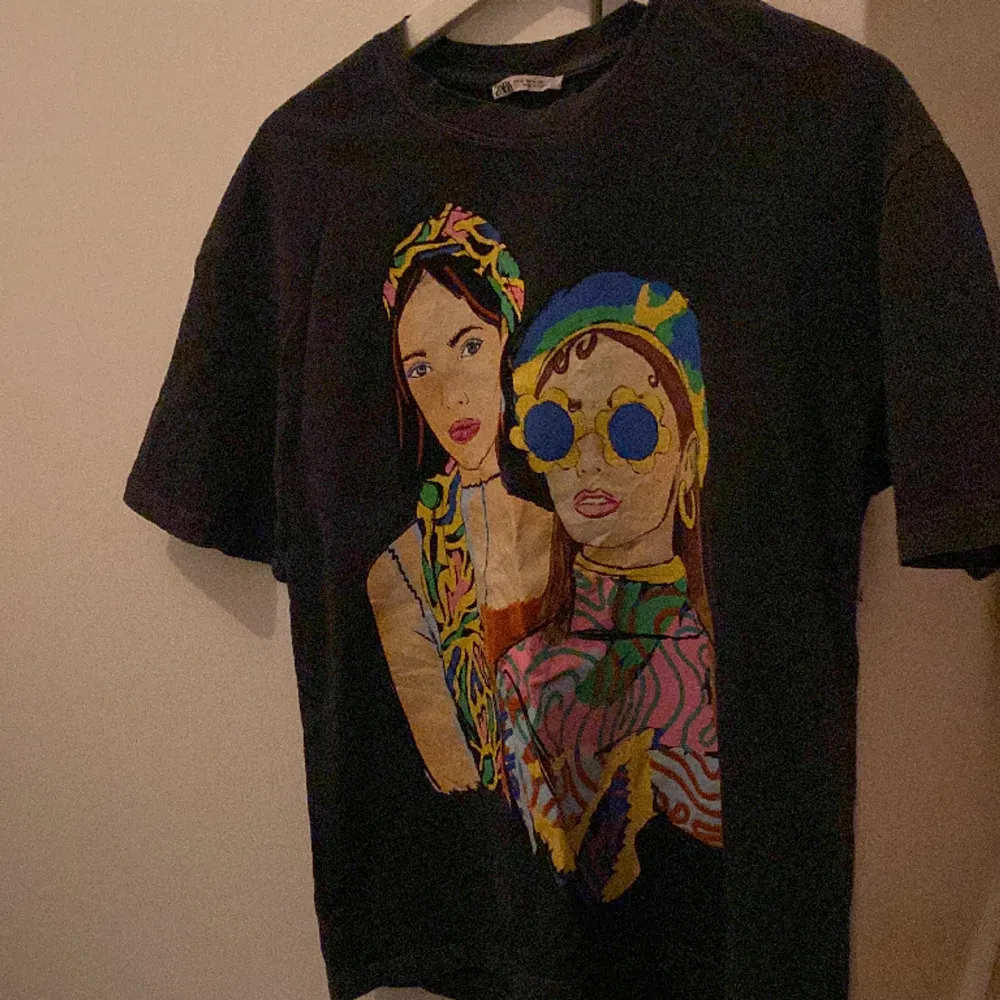 En jättefin t-shirt perfekt till sommaren från zara använd en gång och helt ny säljer den för att jag inte använder den❤️ ( pris kan diskuteras). T-paidat.
