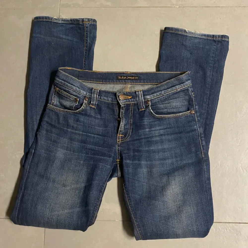 Low Waits nudie jeans jätte fina bra kondition för små för mig så säljer dem🩷 skriv för fler bilder eller frågor🫶. Jeans & Byxor.