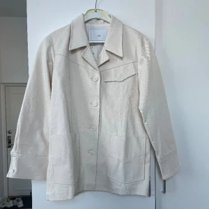 Kavaj Mango - Ny med prislapp på! Väldigt tidlös och man kan styla den med vad som helst Normal i storleken Aldrig använd- har inte ens provat den Ingen oversized modell