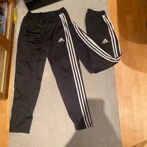 adidas trackies - adidas trackies i barnstorlek L passar 155-165cm Inga hål eller sånt men små skönhetsskador.