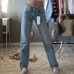 Zara mid Rise jeans - Säljer dessa jättefina zara jeans som är köpte på plick i sommras typ.Bilden är lånad men om du vill ha fler bilder så skriv till mig.Jag har ett par exakt lika danna i svarta också om ni är intresserade 