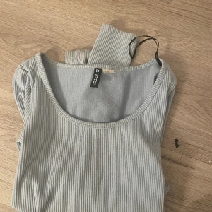 Blå tröja  - Blå ribbad tröja, storlek xs 