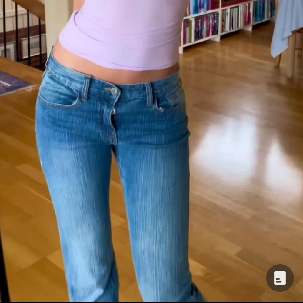 Säljer dessa otroligt snygga lågmidjade jeans från Brandy Melville då de tyvärr är för långa för mig som är 167cm! (Lånade bilder!!) Jeansen är egentligen i strl One Size, men passar perfekt på mig som vanligtvis har strl S💓💓. Jeans & Byxor.
