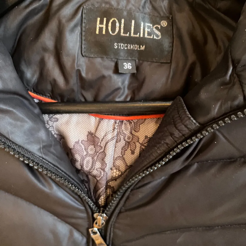 Hollies jacka stl 36, i modell short.  Dunjacka, inköpt för 5000 kr.  Jackan är i ett fint skick.  . Jackor.