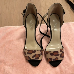 Klackar från BEBO - Är i nytt skick, dessa är använda ett par gånger men använder de knappt längre men det är helt perfekta och är inte sönder någonstans.