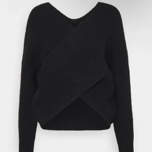 Knuten tröja - Väldigt fin stickad tröja  Oanvänd  Cropped och vringad  Köpt för 400kr