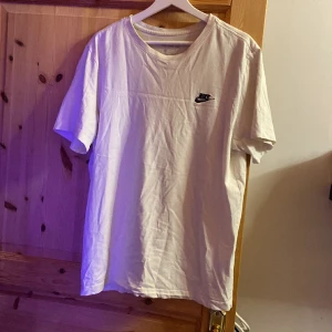 Nike T-shirt  - Nike T-shirt i storlek L. Tröjan är i bra skick men använd en hel del 