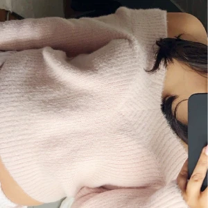 Rosa stickad tröja  - Fin rosa stickad tröja som är v ringad fram och bak. Den är som ny i skicket. Storlek M men passar även  mig som är en S. 💕